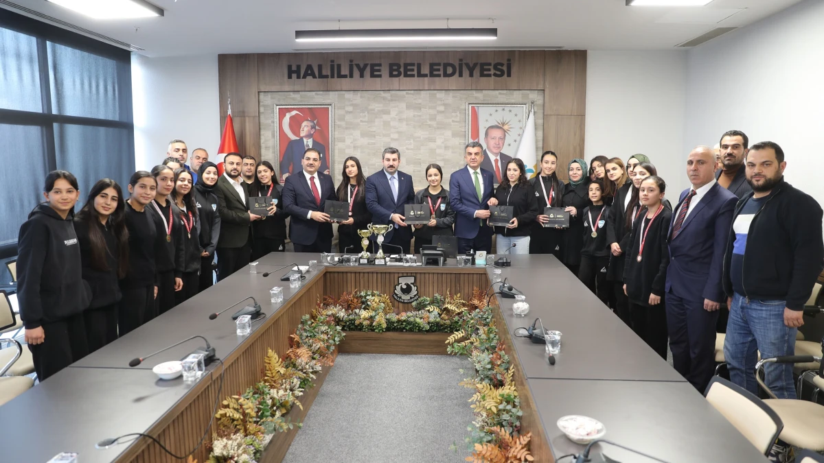 Şampiyon takımdan Başkan Canpolat’a ziyaret