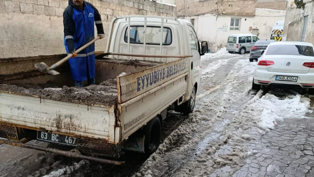 Eyyübiye’de sokak sokak kar temizliği