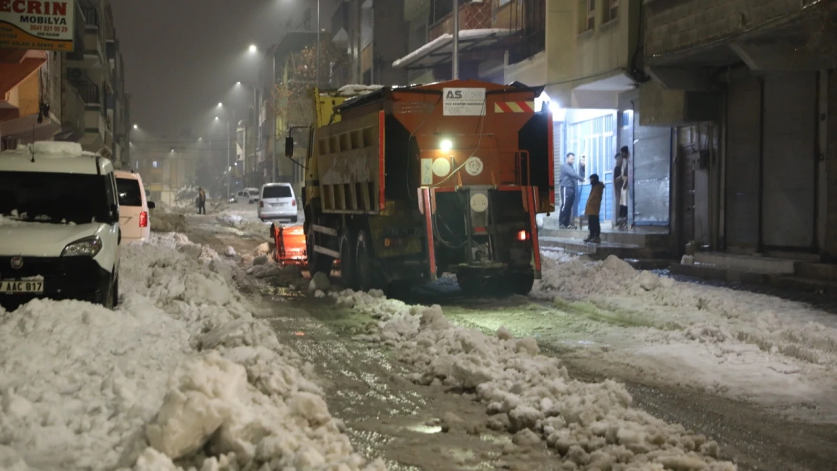 Haliliye ekipleri karla mücadele için sahada