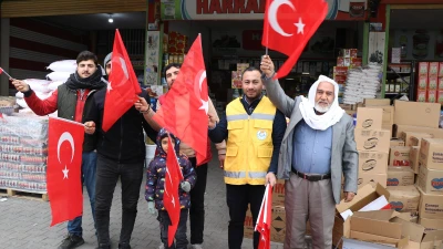 Haliliye Belediyesi’nden anlamlı bayrak dağıtımı
