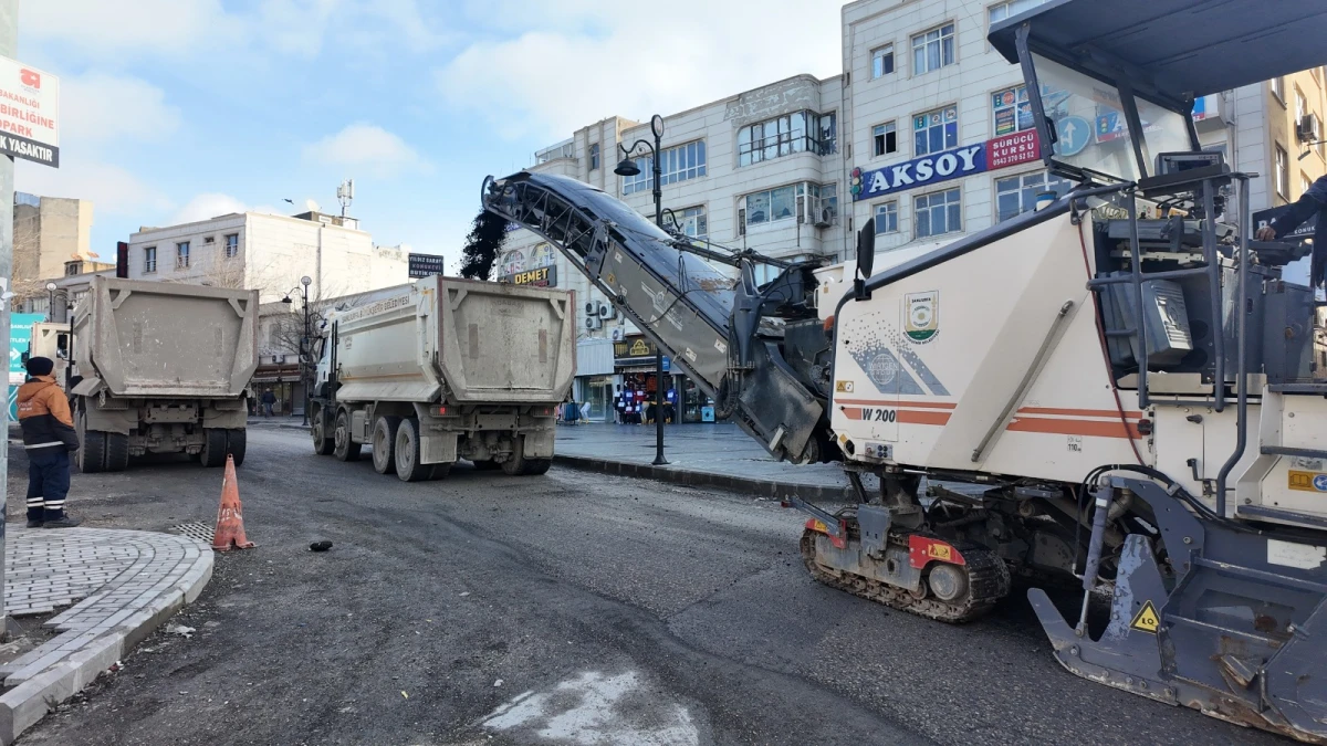 Divanyolu yayalaştırma projesinde asfalt öncesi zemin çalışması yapılıyor