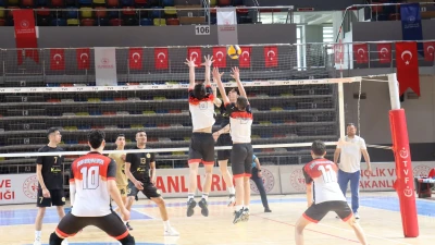 Büyükşehir belediyesi genç erkekler voleybol takımı filede iddialı