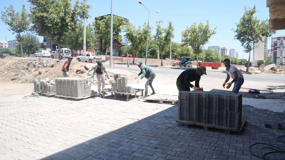 Siverek’te yollar beton parkeyle yenileniyor