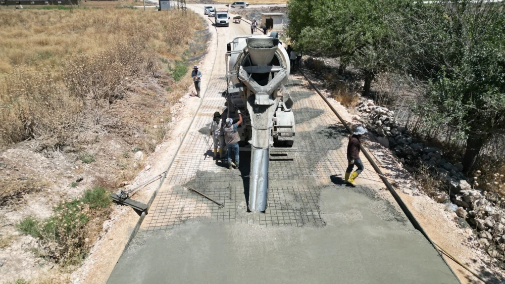 Urfa’da beton yol atağı devam ediyor