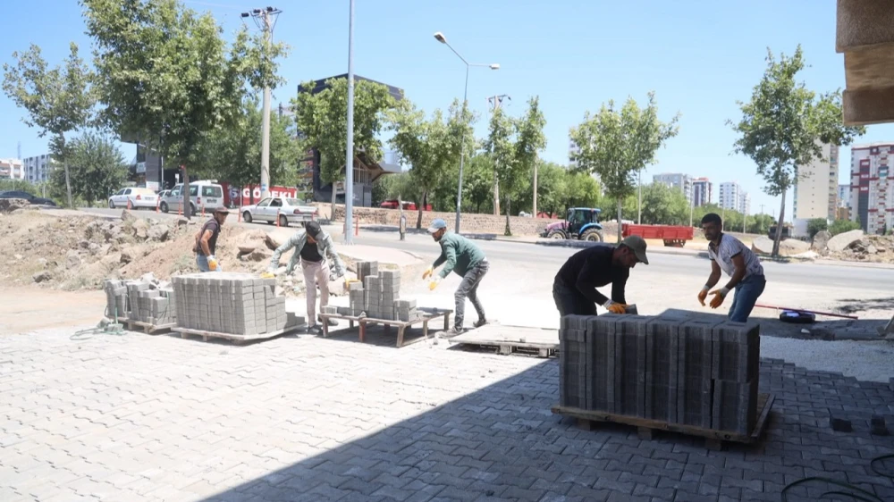 Siverek’te yollar beton parkeyle yenileniyor
