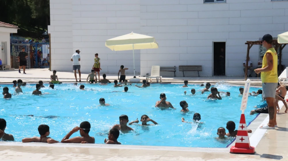 Urfa’da yüzme havuzları çocukların yüzünü güldürüyor