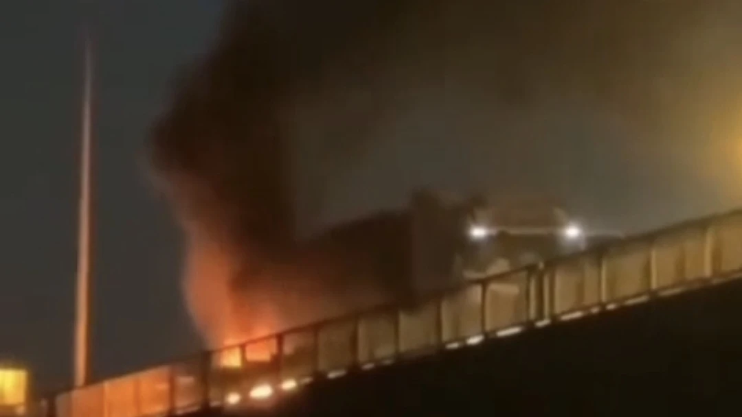 Birecik Köprüsü'nde Korku Dolu Anlar: Seyir Halindeki TIR Alev Alev Yandı