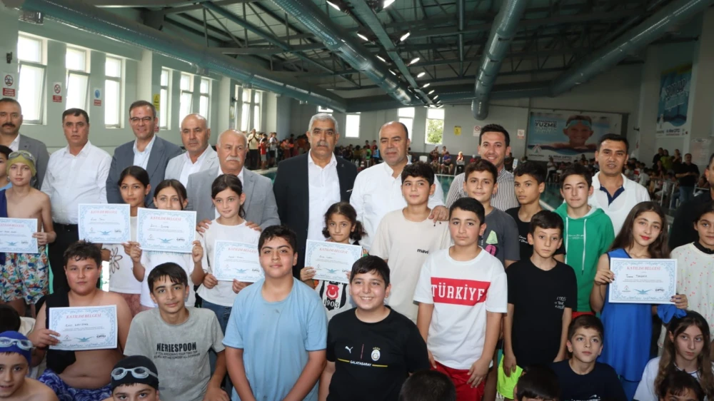 KARAKÖPRÜ’DE 230 ÇOCUĞA YÜZME SERTİFİKASI