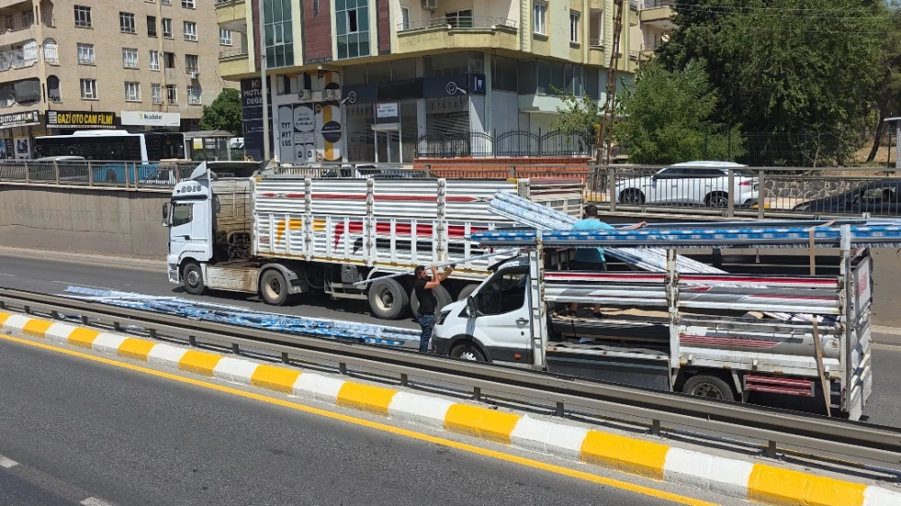 ANİ FREN YAPTI, KORKULUKLAR YOLA SAVRULDU