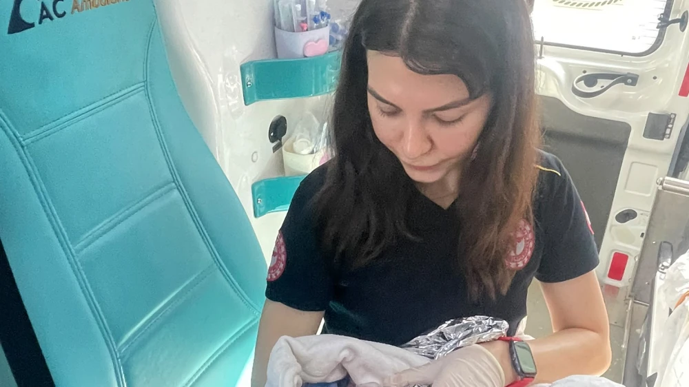 Şanlıurfa'da 112 Ekiplerinden Araçta Mucize Doğum: Anne ve Bebek Sağlıklı