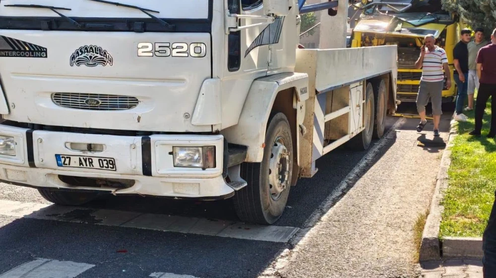 Viranşehir’de Zincirleme Kaza! Çekici, TIR ve Otomobil Birbirine Girdi