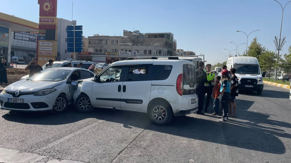 Şanlıurfa-Akçakale yolunda zincirleme kaza: 3 araç çarpıştı, 5 kişi yaralandı