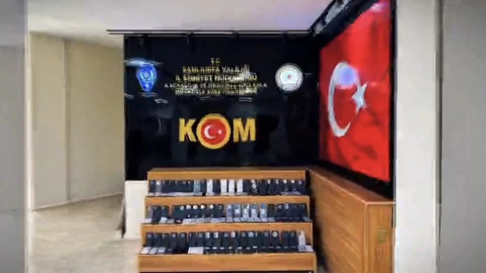 ŞANLIURFA’DA TAMPONUN İÇİNDEN 130 KAÇAK TELEFON ÇIKTI!