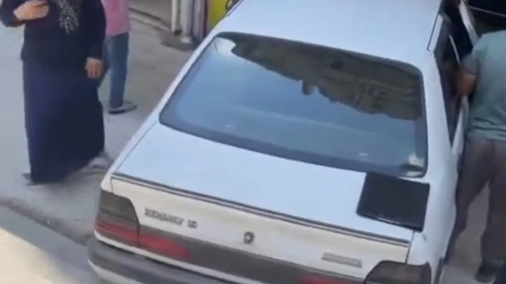 URFA’DA PARK HALİNDEKİ OTOMOBİL DÜKKÂNA GİRDİ