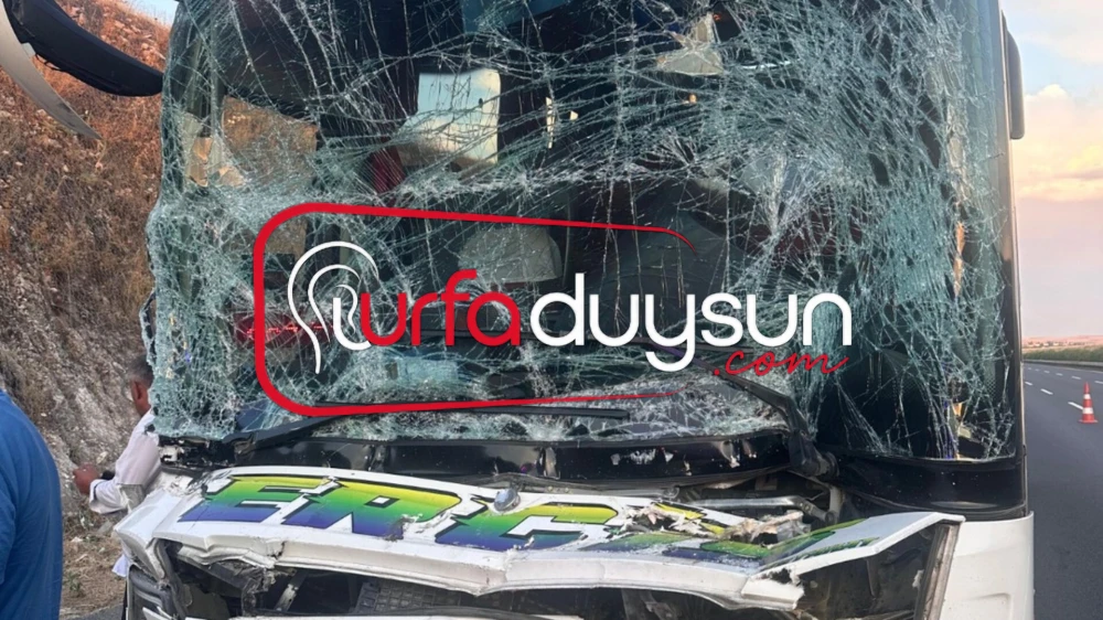 URFA’DA YOLCU OTOBÜSÜ TIRA ÇARPTI: 4 YARALI