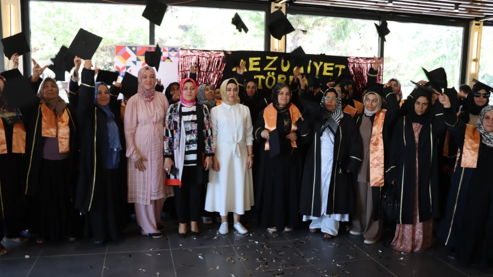 Okuma yazma öğrenen anneler mezuniyet sevinci yaşadı