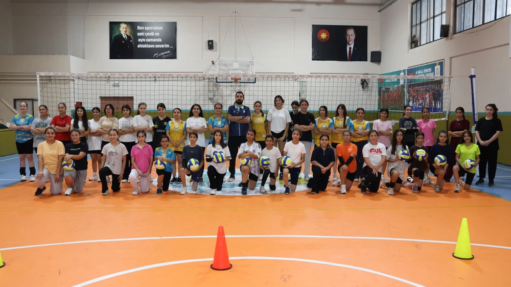 HALİLİYE'DE GENÇLER VOLEYBOL KURSUNDA GELECEĞE HAZIRLANIYOR