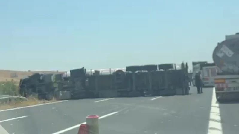 Urfa’da akaryakıt tırı devrildi