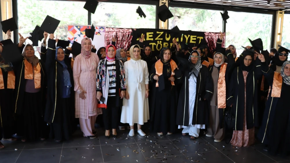 Okuma yazma öğrenen anneler mezuniyet sevinci yaşadı
