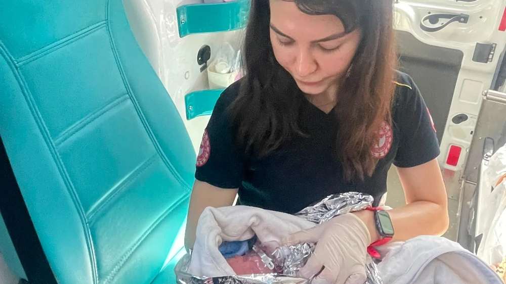 Şanlıurfa'da 112 Ekiplerinden Araçta Mucize Doğum: Anne ve Bebek Sağlıklı