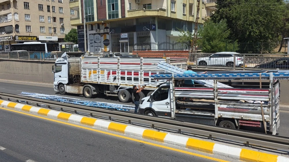 ANİ FREN YAPTI, KORKULUKLAR YOLA SAVRULDU