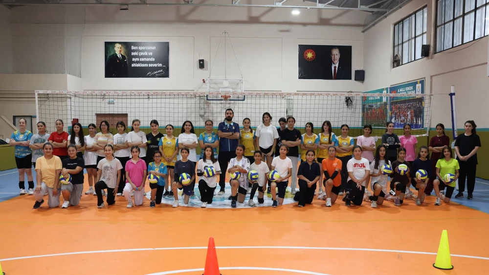 HALİLİYE'DE GENÇLER VOLEYBOL KURSUNDA GELECEĞE HAZIRLANIYOR