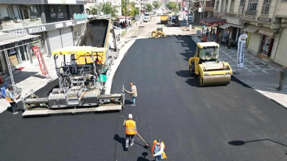 ADNAN MENDERES CADDESİ ASFALTLANIYOR