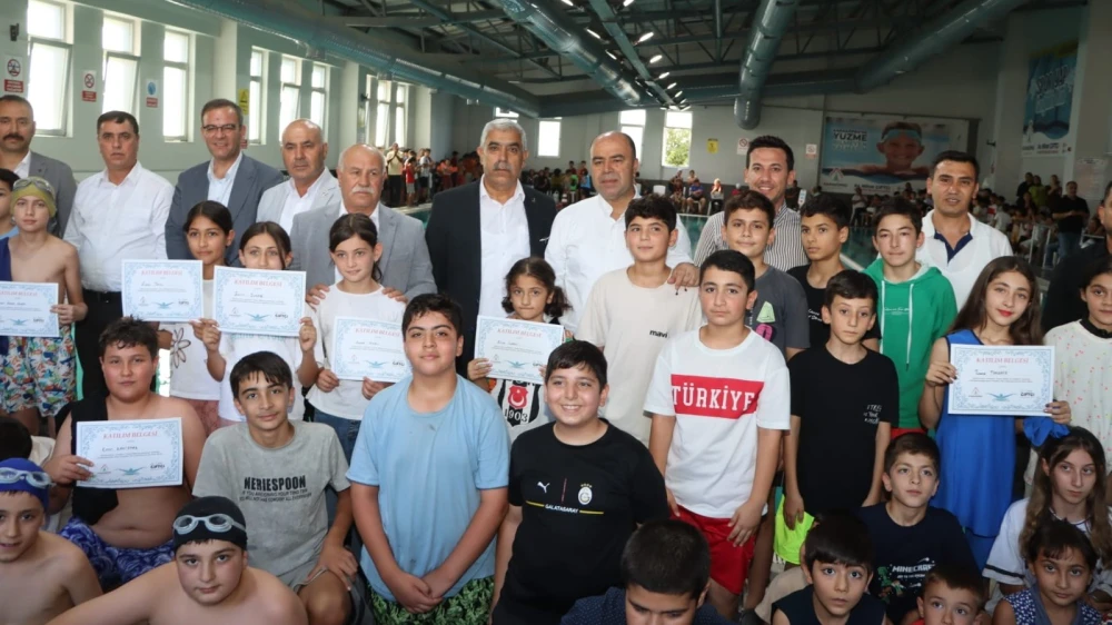 KARAKÖPRÜ’DE 230 ÇOCUĞA YÜZME SERTİFİKASI