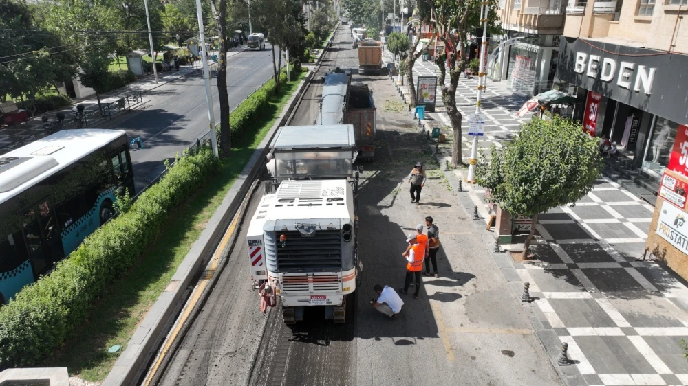 Atatürk bulvarı sıcak asfaltla yenileniyor