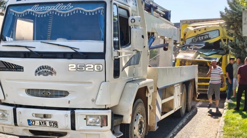 Viranşehir’de Zincirleme Kaza! Çekici, TIR ve Otomobil Birbirine Girdi