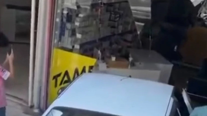 URFA’DA PARK HALİNDEKİ OTOMOBİL DÜKKÂNA GİRDİ: YARALI YOK