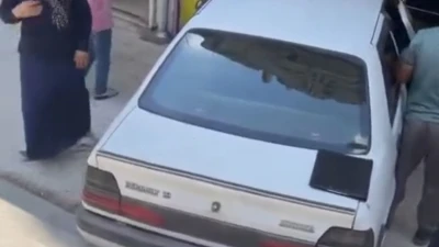 URFA’DA PARK HALİNDEKİ OTOMOBİL DÜKKÂNA GİRDİ