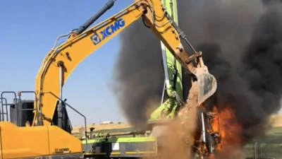 Urfa'da Beton Dökümü Sırasında İş Makinesi Alevlere Teslim Oldu