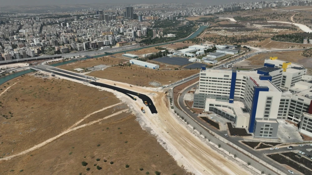ŞEHİR HASTANESİ YOLUNDA ASFALT SERİMİ BAŞLADI