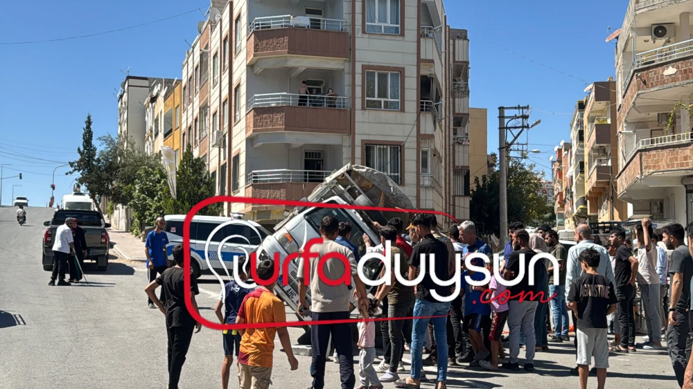 URFA’DA FRENİ PATLADIĞI İDDİA EDİLEN PİKAP DEVRİLDİ: 4 YARALI