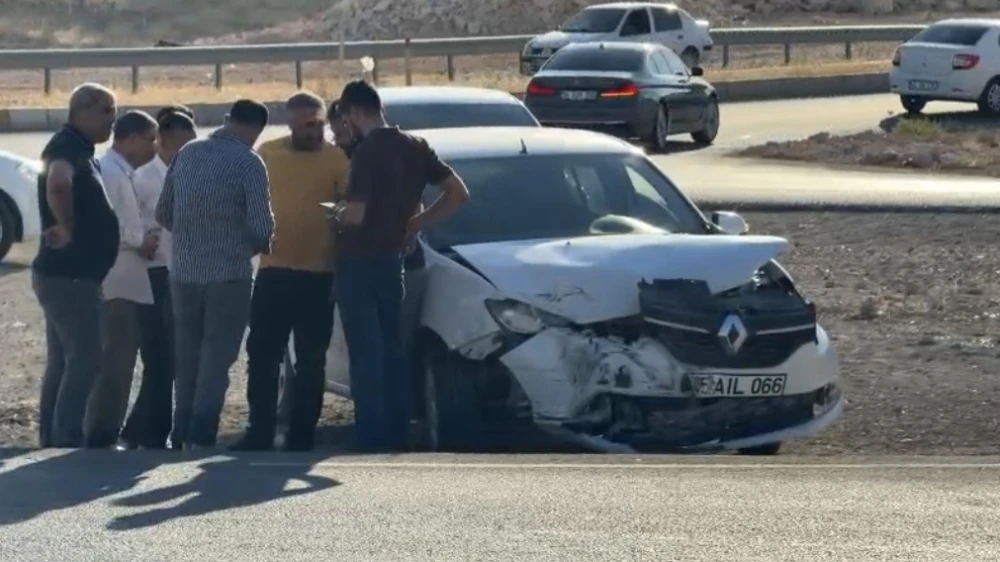 URFA’DA 3 ARAÇ BİRBİRİNE GİRDİ: 5 KİŞİ YARALANDI!