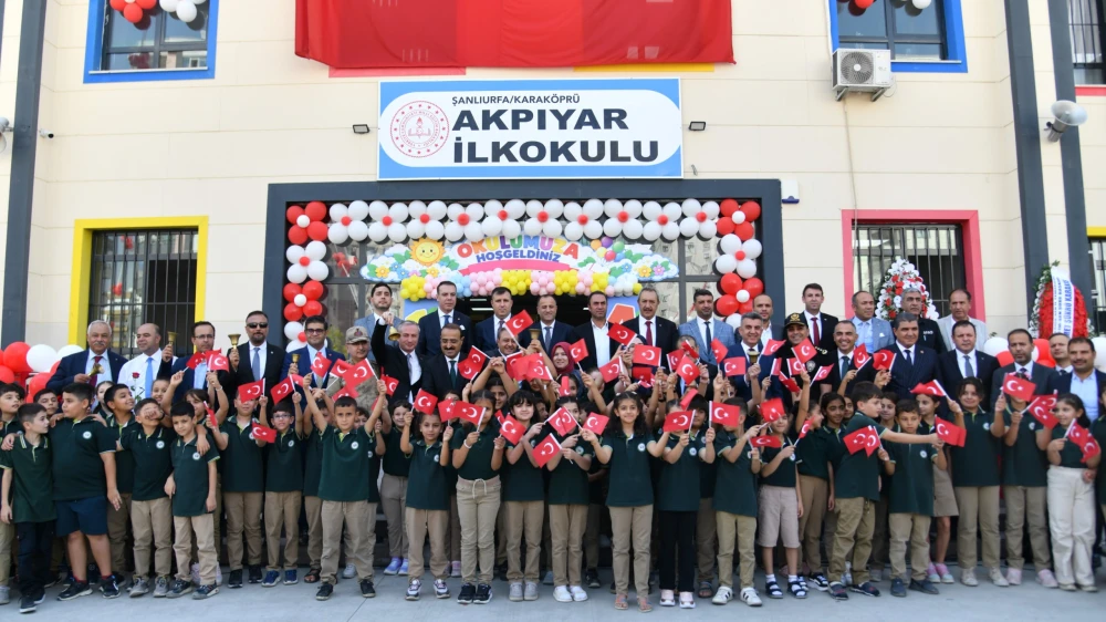 ŞANLIURFA’DA YENİ EĞİTİM YILINA ANLAMLI BAŞLANGIÇ: VALİ ŞILDAK ÖĞRENCİLERLE BULUŞTU