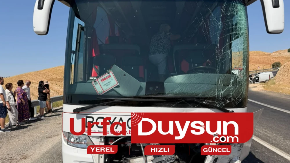URFA’DA TUR OTOBÜSÜ İLE OTOMOBİL ÇARPIŞTI: 1 YARALI