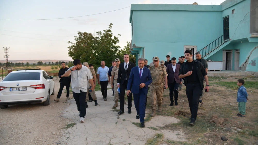 ŞANLIURFA’DA DEPREM SONRASI SAHADA SEFERBERLİK! VALİ ŞILDAK İNCELEMELERDE BULUNDU