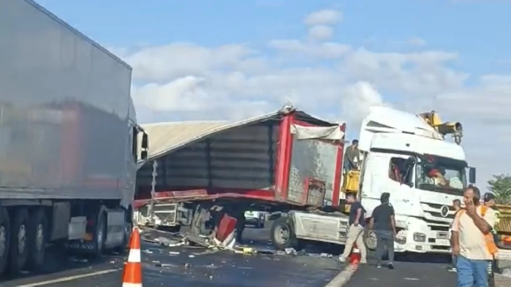 ŞANLIURFA-GAZİANTEP OTOYOLUNDA AKÜ YÜKLÜ TIR DEVRİLDİ: 1 YARALI
