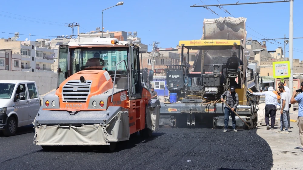 HALEPLİBAHÇE CADDESİ’NDE ASFALT ÇALIŞMALARI SÜRÜYOR