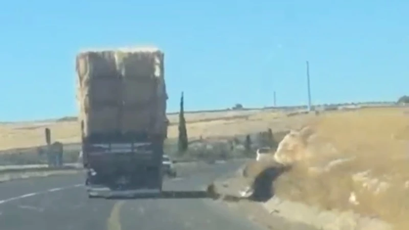 SAMAN YÜKLÜ TIR TEHLİKE OLUŞTURDU