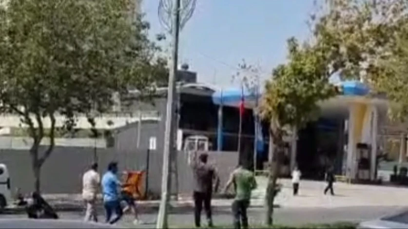 URFA’DA YOLDA DEHŞET: SÜRÜCÜLERE KÜFÜR EDİP TAŞLADI