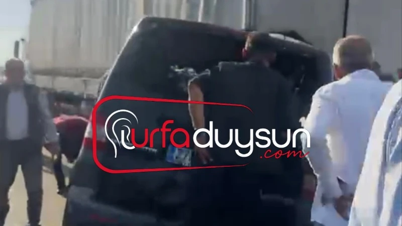 URFA’DA FECİ KAZA: TIR’IN ALTINDA KALDI, 4 YARALI