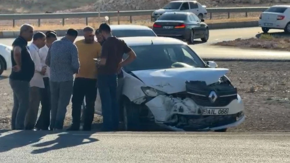 URFA’DA 3 ARAÇ BİRBİRİNE GİRDİ: 5 KİŞİ YARALANDI!