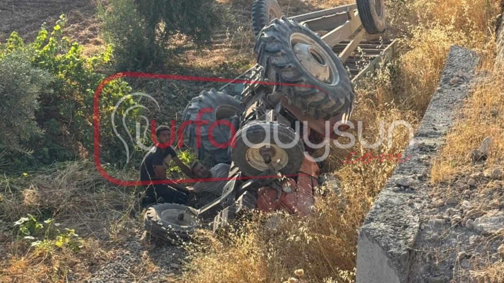 URFA’DA FECİ KAZA! TRAKTÖR ŞARAMPOLE DEVRİLDİ, SÜRÜCÜ ALTINDA KALDI