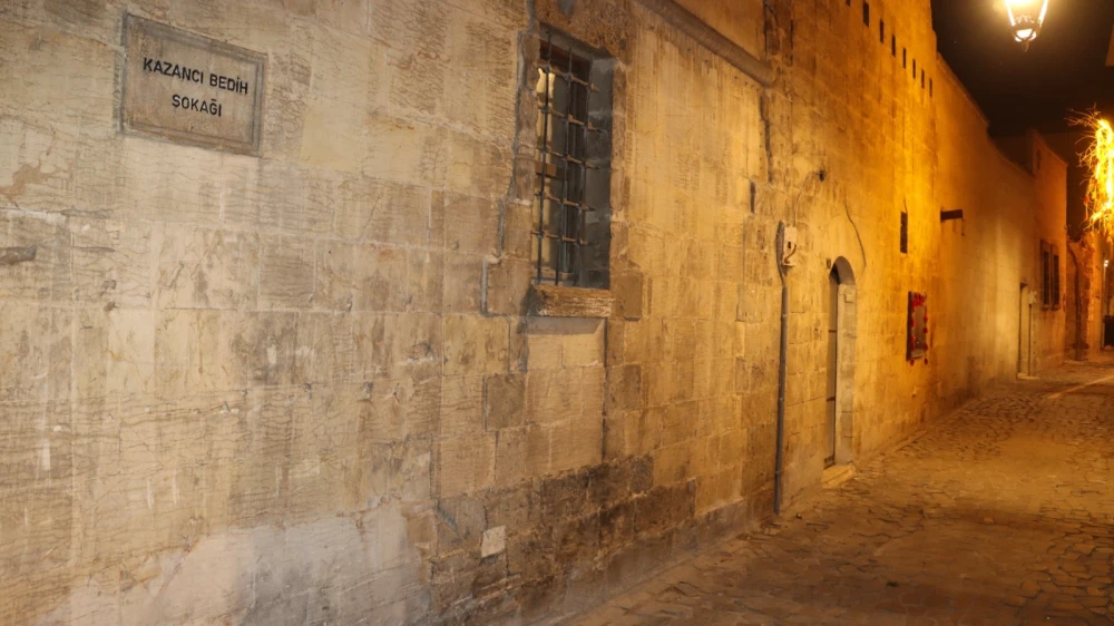 TARİHİ SOKAKLAR URFA GECELERİNE RENK KATIYOR