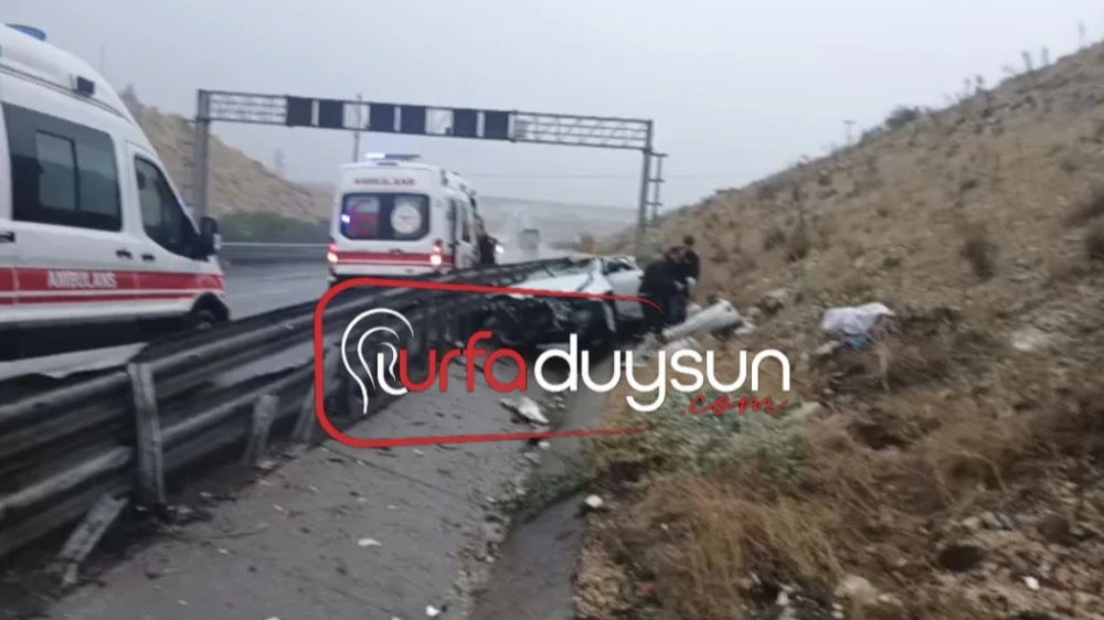 BİRECİK OTOYOLUNDA FECİ KAZA: OTOMOBİL BARİYERLERİ AŞTI, 2 KİŞİ YARALANDI