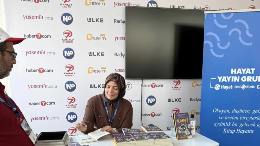 ŞANLIURFALI ÖĞRETMENİN “KENDİNİ ARAYAN ROBOT” KİTABI OKURLARIYLA BULUŞTU