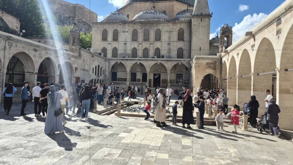 ŞANLIURFA’DA DERGÂH CAMİİ’NE ZİYARETÇİ AKINI!